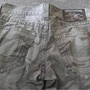 TRUE RELIGION - CAMO BOBBY JEANS -SZ 28